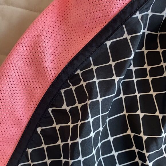 under armour black and pink running shorts - Picture 4 of 4